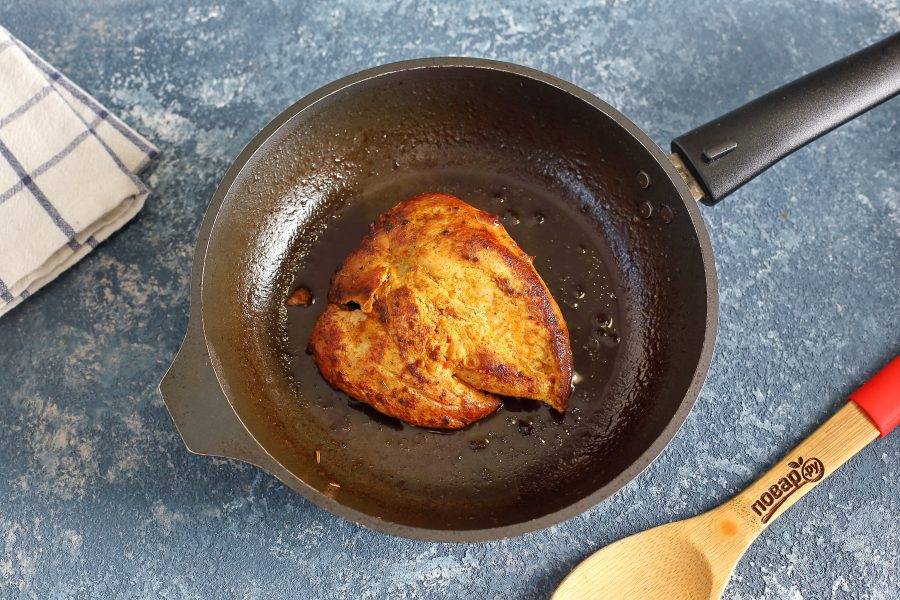 В сковороде разогрейте масло, выложите грудку и готовьте на среднем огне под крышкой с двух сторон до полной готовности. В процессе можно добавить немного воды. Достаточно буде 15-20 минут. Готовность мяса можно определить ножом.