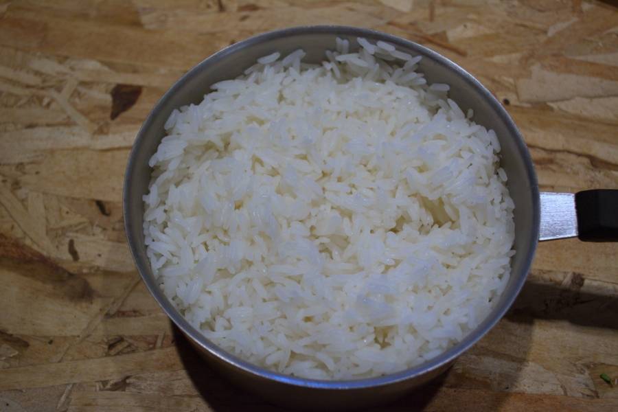 Поставьте вариться рис и сварите его с добавлением соли до полуготовности.