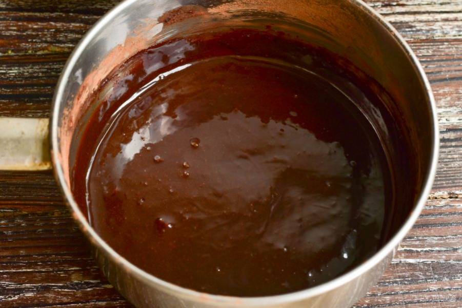 Растопите шоколадную массу на слабом огне до растворения сахара.