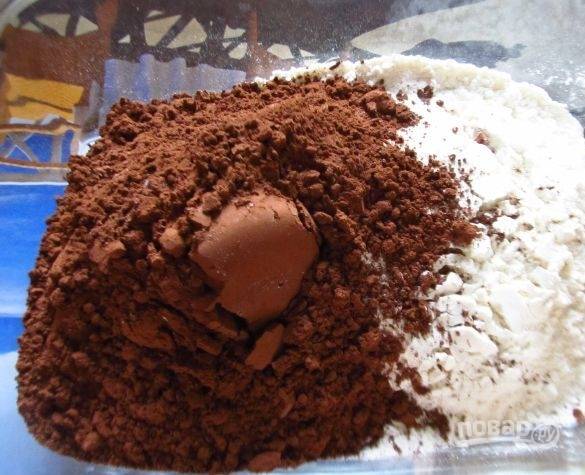 1. Для начала нужно приготовить шоколадный корж: смешиваем какао с мукой, ванильным сахаром, солью по вкусу и разрыхлителем.