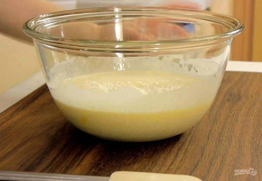 1. Для бисквитного рулета яйца комнатной температуры взбейте в пышную массу в течение 5 минут с сахаром и ванильным сахаром. Аккуратно в несколько приемов смешайте с просеянной мукой. 