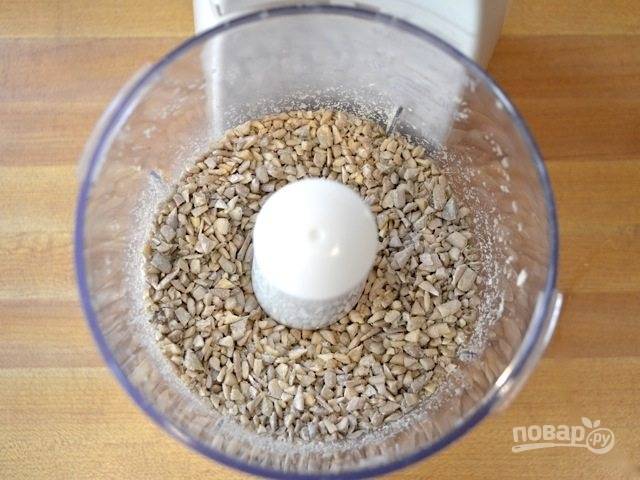 2.	В чаше блендера крупно нарежьте семена подсолнуха.
