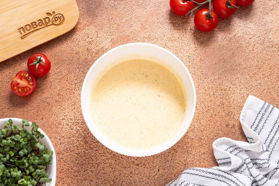Для кляра смешайте молоко с мукой и половиной всех специй с солью.