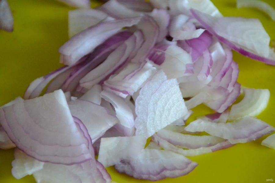 Нарежьте на четверть-кольца сладкий салатный лук, добавьте в салат.