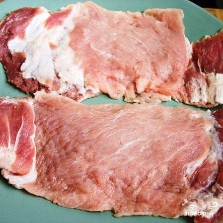 Теперь кусок мяса надо острым ножом разрезать на длинные пласты толщиной чуть менее 1 см. Слегка их отбиваем.