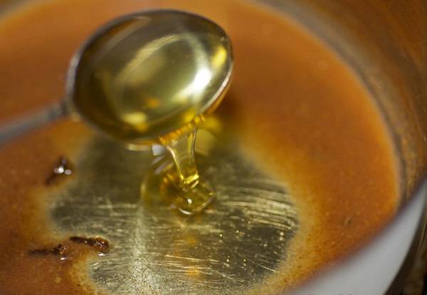 4. Добавить в кастрюлю мед. Сладким можно сделать также глинтвейн, рецепт классический с апельсином дополнив сахаром, вместо меда. Но в таком случае нужно снова отправить кастрюлю на огонь и растворить сахар. 