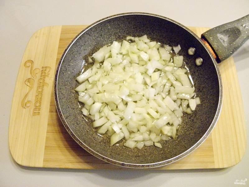 Сначала нужно приготовить соус. Для этого порежьте мелко лук, обжарьте его до полуготовности на 2 столовых ложках оливкового масла. Добавьте щепотку соли.