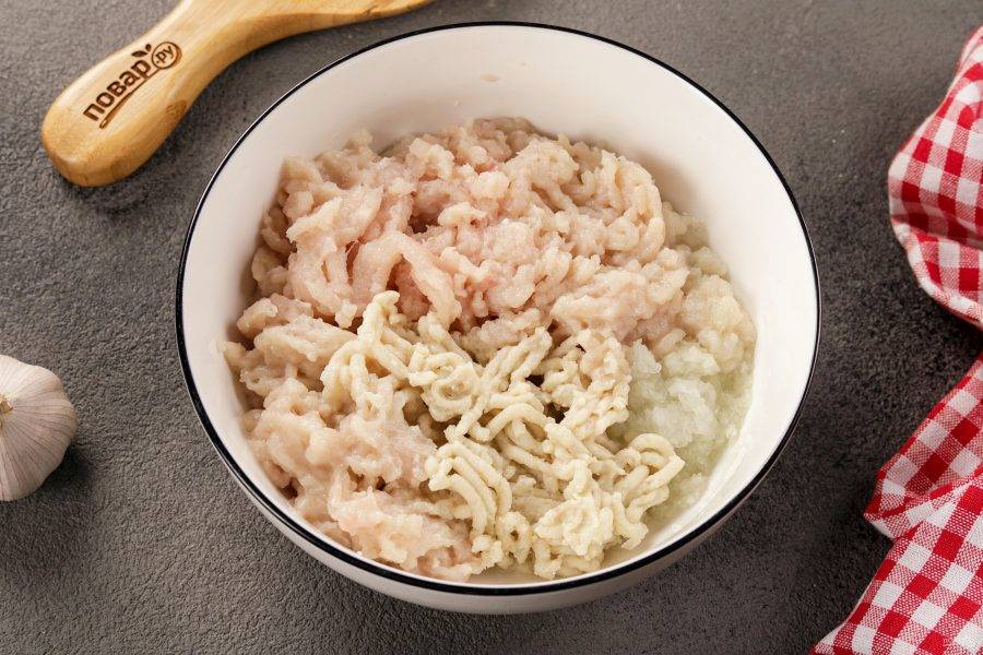 Тщательно отожмите всё молоко с хлеба и пропустите мякиш через мясорубку. Лук, чеснок и куриное филе так же измельчите при помощи мясорубки.