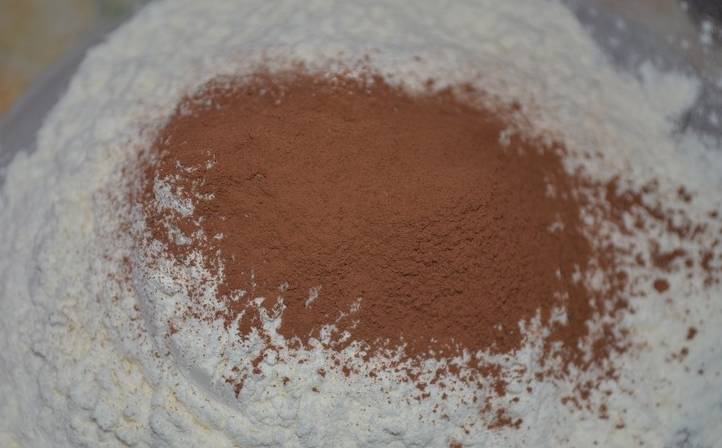Муку соединяем с какао и содой, добавляем в яично-сливочную массу.