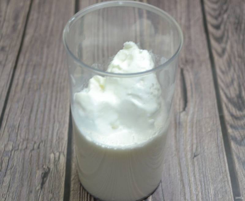 Влейте в стакан к мороженому молоко и сливки, добавьте ванильный сахар.