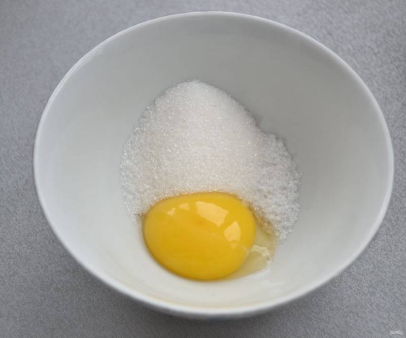 Отделите  яичный желток и белок, добавьте к желтку соль и сахар, размешайте.