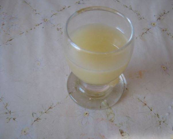 Выдавите сок из лимона так, чтобы получилось 2 столовых ложки.