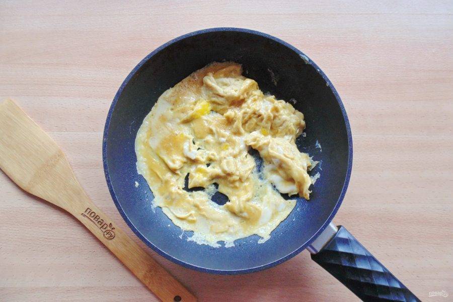 В горячую сковороду налейте растительное масло и вылейте яичную смесь. Дайте омлету немного "схватиться".