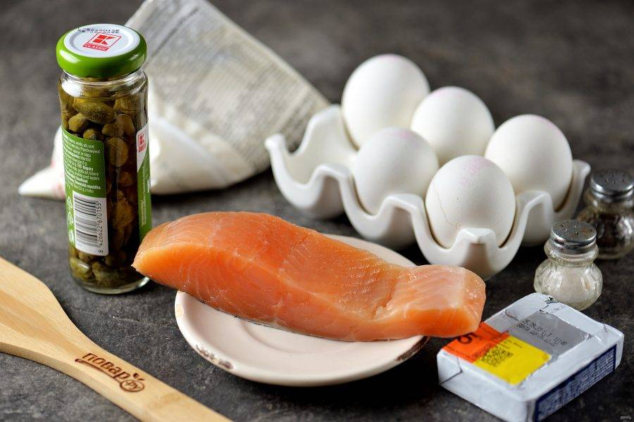 Подготовьте все необходимые продукты для приготовления фаршированных яиц с лососем. Яйца заранее отварите минут 10, остудите в холодной воде. 