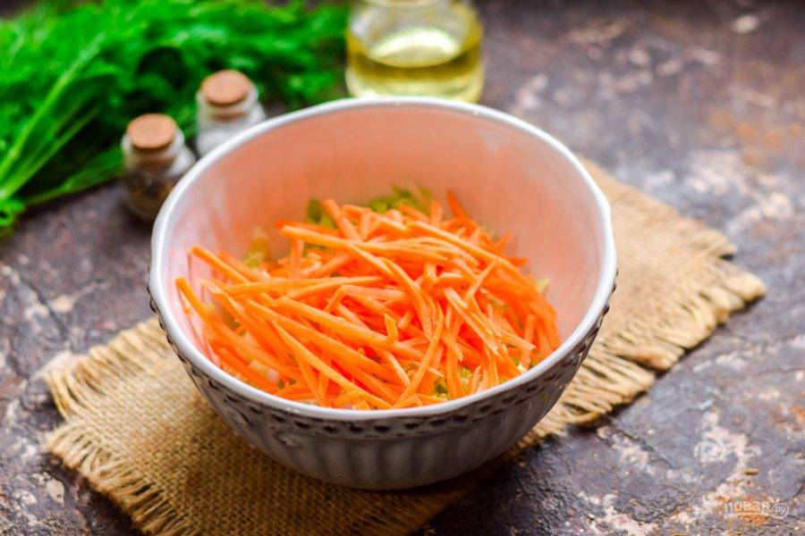 Морковь натрите на терке для корейской моркови. Продолговатую полоску моркови добавьте к капусте.