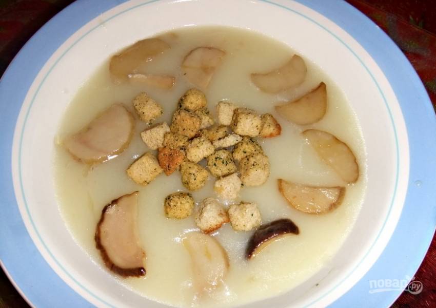 6. При подаче я также посыпаю каждую тарелку супа белыми сухариками, очень вкусно! 