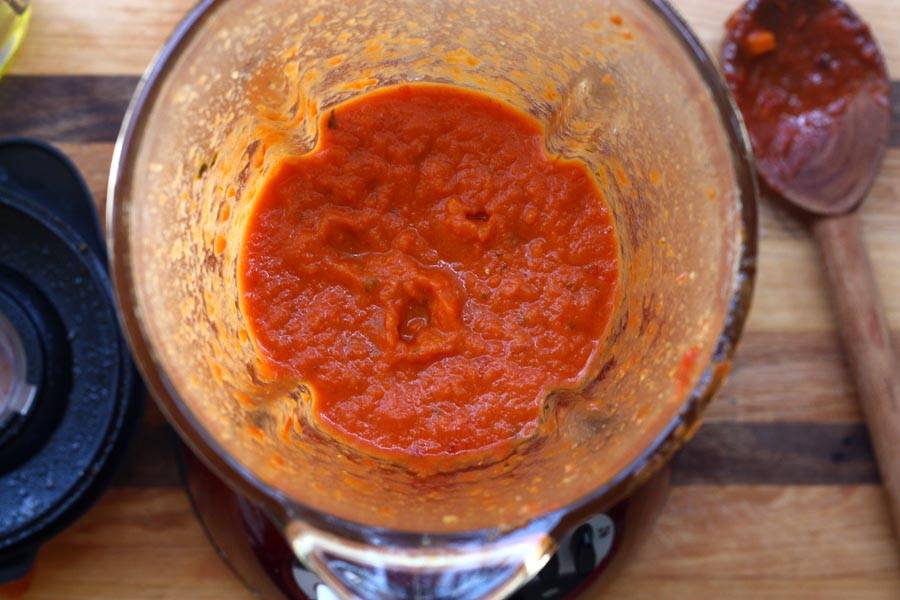 7. Перелейте томатный соус в блендер и взбейте. Хотя иногда мне нравится соус с кусочками помидоров. Тут уж на любителя. Томатный соус готов. Приятного аппетита!