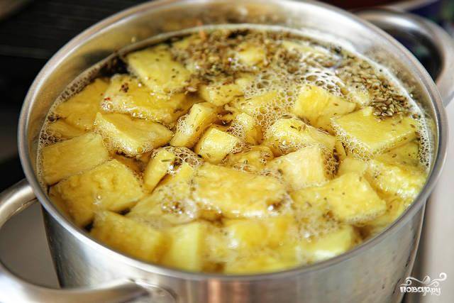 Нарезаем ананас дольками. Из двух лимонов выдавливаем сок. Попутно в большую кастрюлю наливаем воду, доводим до кипения и кладем 1 ложку фенхеля. Затем добавляем в кастрюлю нарезанные ананасы и сахар. Перемешиваем и варим еще около 7 минут.