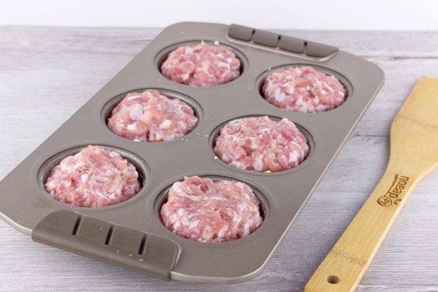 Фарш посолите и поперчите по вкусу, разделите на 6 равных частей, сформируйте котлетки и выложите на хлеб.