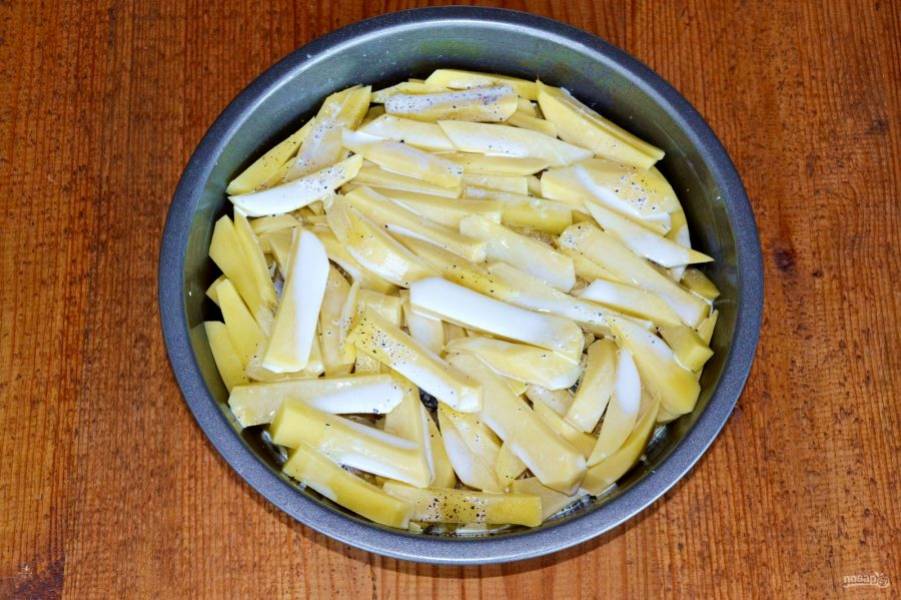 Влейте сливки.