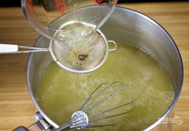 5. Процедите оставшийся бульон и влейте в желатин. Перемешайте и нагрейте до полного растворения желатина.
