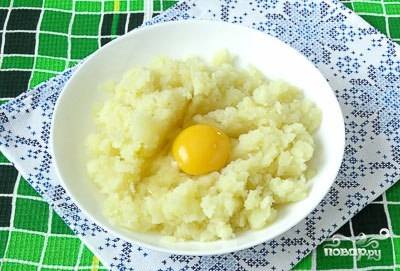 Вначале сделайте тесто для клёцок. Картофель помойте, почистите и сварите в подсоленной воде. Из картошки сделайте пюре. Смешайте его с яйцом и мукой.
