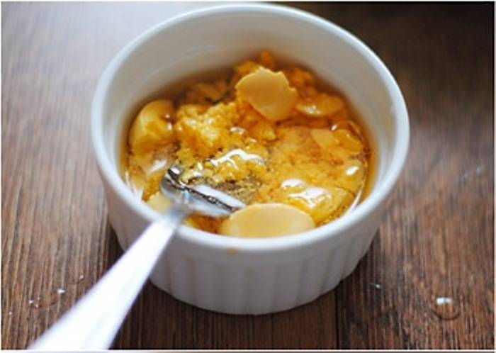 Отварите яйца, очистите и отделите желтки. Разомните их с помощью вилки и смешайте с растительным маслом. 