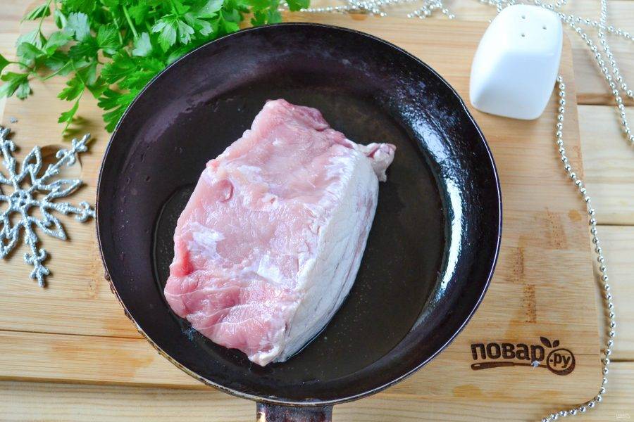 Мясо обжарьте в растительном масле на сковороде по 2 минуты с каждой стороны. Это нужно, чтобы запечатать соки внутри мяса и сделать его более сочным.
