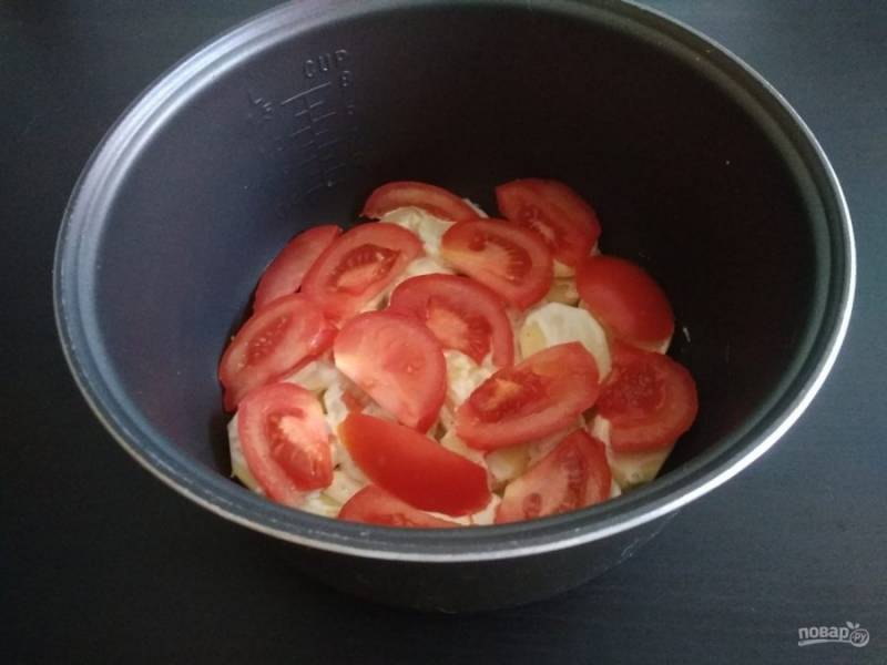 3. Далее выложите половинки одного помидора.