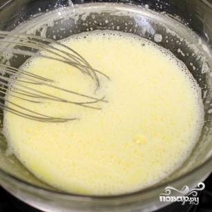 3. Взбейте яйца с сахаром веничком (не снимая с плиты и кастрюли с водой), затем добавьте полстакана сливок, продолжая взбивать. Смесь должна загустеть и пропарится. На плите (вернее на кастрюле) миска со смесью должна находиться не более 10 минут.