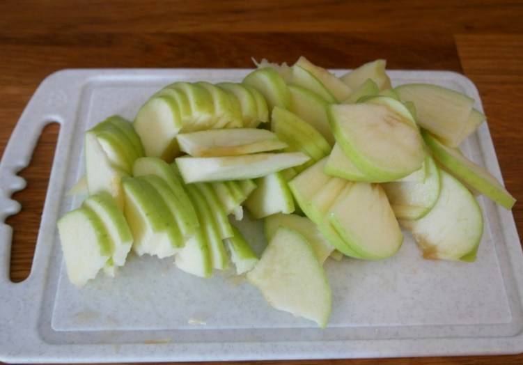 Для начала мы промываем яблоко, удаляем из него сердцевину и нарезаем яблоко довольно тонкими пластинками. 