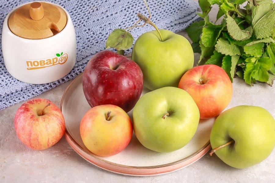 Подготовьте указанные ингредиенты. Яблоки можно использовать любого сорта. Промойте их в воде и обсушите бумажными салфетками. Если яблоки сладкие, то добавочно используйте 1 щепотку лимонной кислоты для придания кислинки.