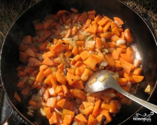 Высыпаем к жарящемуся салу лук и морковь и чуть обжариваем.