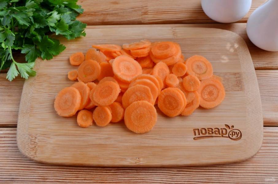 Морковь порежьте кружочками.