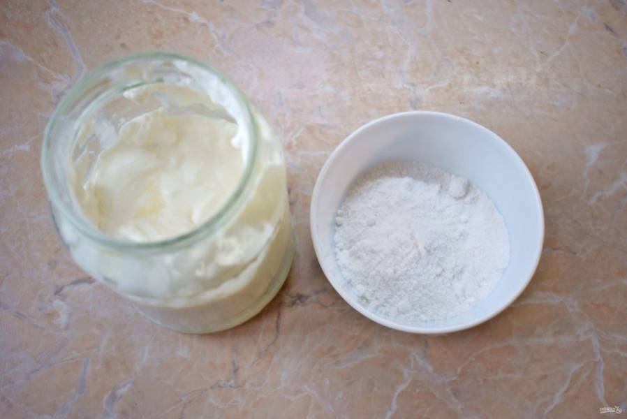 Для приготовления крема возьмите жирную сметану и сахарную пудру. Жирность должна быть не менее 30%, для того, чтобы она взбилась в крем. Можно взять домашнюю сметану.