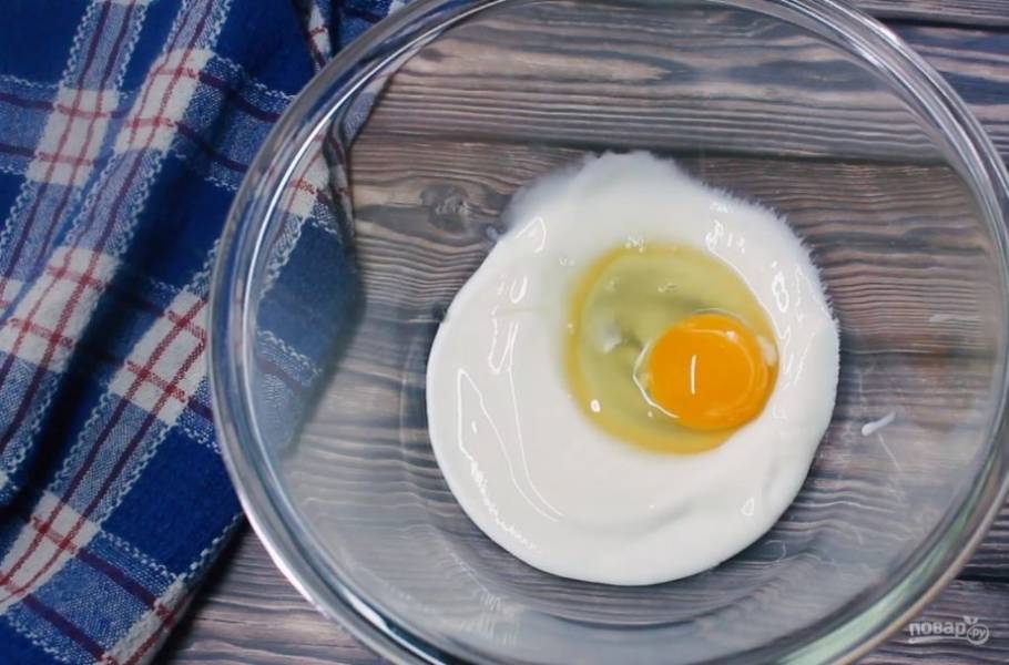 1. В йогурт добавьте яйцо. Слегка взбейте венчиком до однородного состояния. Добавьте овсяную муку, рисовую муку, кокосовую стружку, подсластитель, разрыхлитель и ванилин по вкусу.
