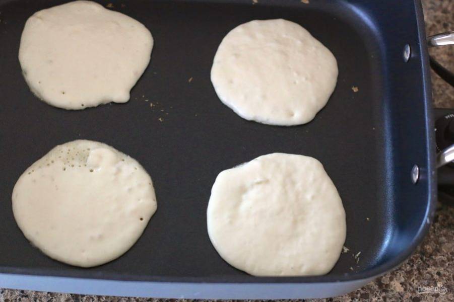 На разогретую сковородку аккуратно ложкой выливайте тесто. Подождите, пока с одной стороны блин позолотится.