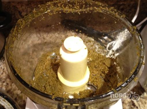 3. Отправьте орехи, грамм 50 сахара и щепотку соли в чашу блендера. Измельчите до состояния однородной пасты. Этот процесс займет время, не торопитесь, чтобы получилась действительно нужная консистенция. 