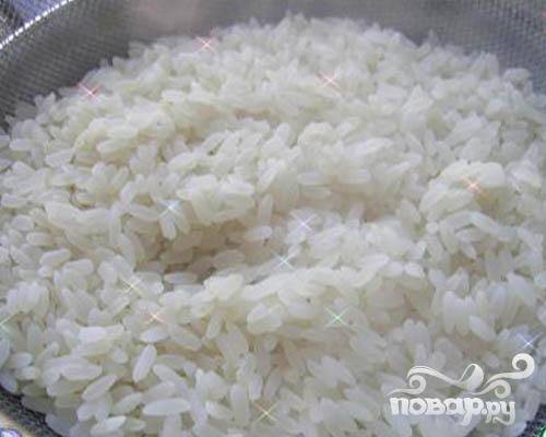 2.	Рис откидываем на сито, воде даем стечь. Холодной водой промываем. Рис снова заливаем холодной водой (воды наливаем много), не помешивая, варим до готовности. Затем сливаем воду, рису даем немного остыть.