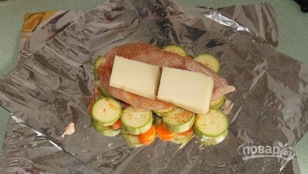 На куриной грудке сделайте надрез ("кармашек"). Добавьте паприку, соль, кориандр и перец. Внутрь выложите кусочки сыра.