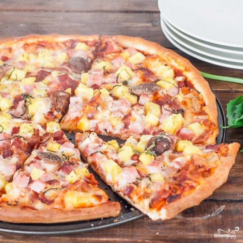 Отправьте пиццу запекаться на минут 10-15 в хорошо прогретую духовку (до 220-250 С). 
Готовую пиццу гавайскую с ананасами подавать можете с дополнительным сыром, зеленью или маслом оливковым. Приятного аппетита!