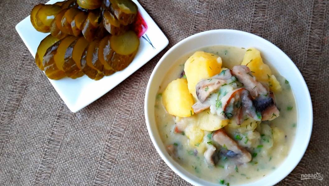 Картофель, тушенный в сметанном соусе с грибами