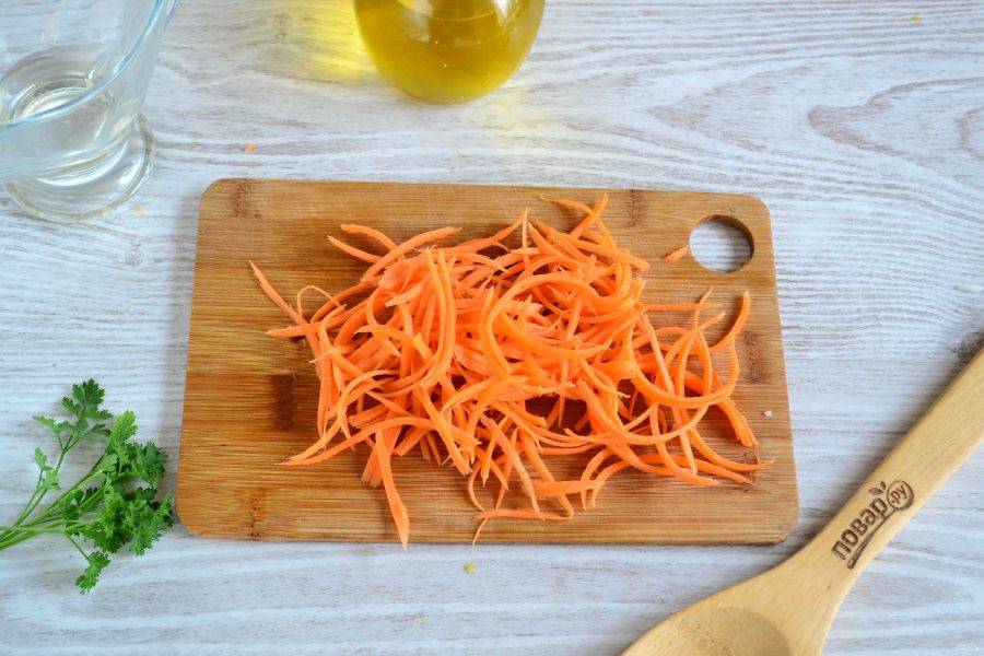 Морковь натрите для терки для моркови по-корейски. Можно на обычной терке, но так вкуснее.
