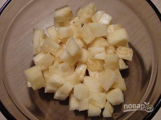 Нарезаем мякоть ананаса небольшими кубиками.