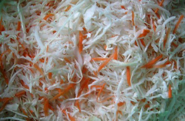 Перекладываем морковь и капусту в глубокую кастрюлю и разминаем овощи руками, чтобы они пустили сок. 