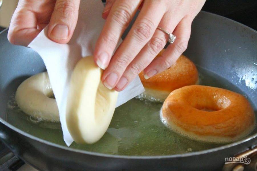 7.	Хорошенько разогрейте на сковороде или во фритюрнице растительное масло, затем выложите пончики и обжаривайте до золотистого цвета.