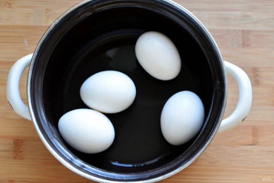 Яйца должны быть комнатной температуры, чтобы сварились без трещин. В воду для варки добавьте по чайной ложке обычного уксуса и соли, чтобы скорлупа легко очистилась и белок был неповрежденным.  Опускайте яйца в воду ложкой, аккуратно, чтобы не было трещин. Рекомендуют осторожно помешивать яйца первые пару минут варки, чтобы желток расположился по центру яйца. Варите яйца 10 минут, затем охладите в холодной воде. 

