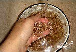 Промойте крупу под холодной проточной водой (промывать нужно до тех пор, пока вода не станет прозрачной).