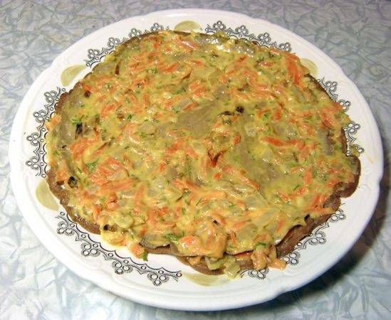 7. Что касается чеснока, то его можно обжарить вместе с овощами или пропустить через пресс и добавить в уже готовую начинку. Блинчик обильно смазать начинкой и аккуратно свернуть рулетиком. Отправить в холодильник минут на 30-60, а затем подавать к столу.
