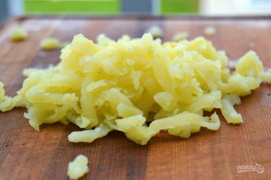 1.	Натрите отварной картофель на средней терке в миску, немного посолите.